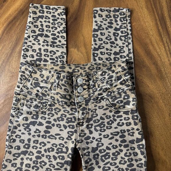 Almost Famous Women's Leopard Mid-Rise Skinny Jeans sz 9 - Picture 4 of 16